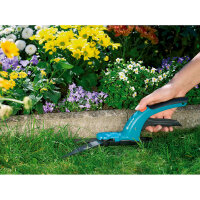 Gardena Comfort Grasschere: Hochwertige Schere mit Wellenschliff-Schneidmesser, antihaftbeschichtet, Gleitkufe für eine konstante Schnitthöhe, ergonomische Griffform, für Rechtshänder (8733-20)